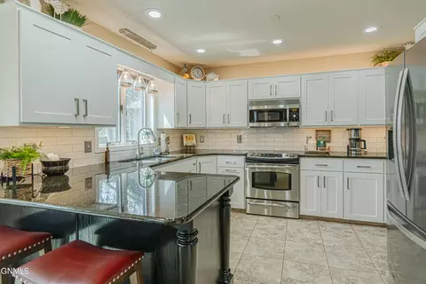 Kitchen - 843 Munich Dr, Bismarck, ND 58504 photo 3 of 9