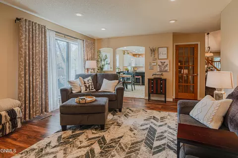 Living - 843 Munich Dr, Bismarck, ND 58504 photo 6 of 9