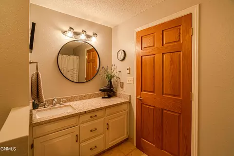 Bath - 843 Munich Dr, Bismarck, ND 58504 photo 15 of 19