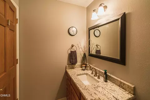 Bath - 843 Munich Dr, Bismarck, ND 58504 photo 11 of 19
