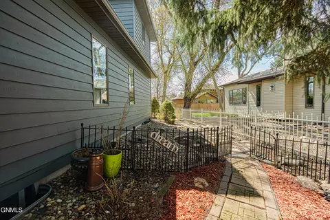 Exterior - 843 Munich Dr, Bismarck, ND 58504 photo 9 of 13
