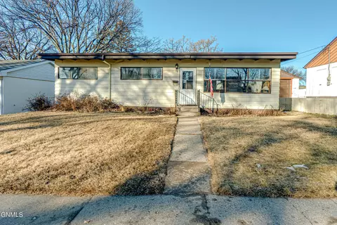 1216 N 14th St, Bismarck, ND 58501