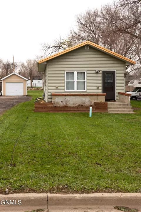 217 5th St NE, Watford City, ND 58854