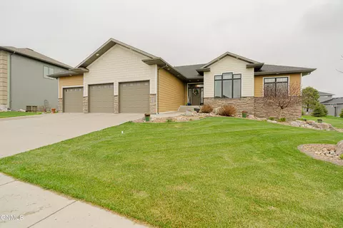 3605 Chisholm Pl, Bismarck, ND 58503