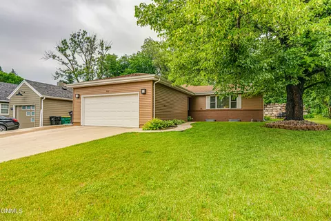 912 Arthur Dr, Bismarck, ND 58501
