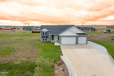 5462 Freshwater Ln, Williston, ND 58801