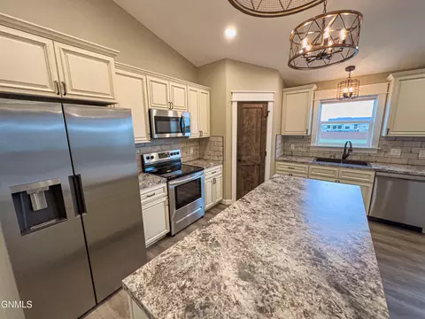 5462 Freshwater Ln, Williston, ND 58801 photo 34