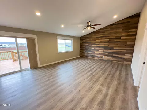 5462 Freshwater Ln, Williston, ND 58801 photo 26