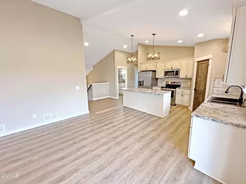 5462 Freshwater Ln, Williston, ND 58801 photo 29