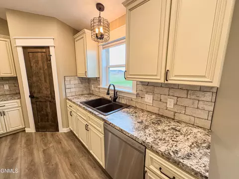 5462 Freshwater Ln, Williston, ND 58801 photo 31