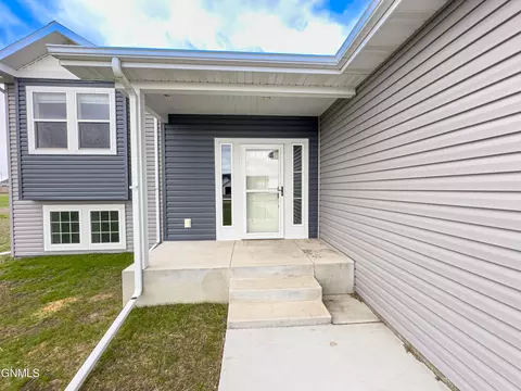 5462 Freshwater Ln, Williston, ND 58801 photo 9