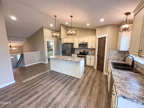 5462 Freshwater Ln, Williston, ND 58801 photo 30