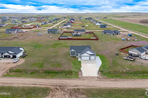 5462 Freshwater Ln, Williston, ND 58801 photo 2
