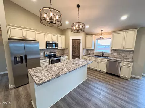 5462 Freshwater Ln, Williston, ND 58801 photo 27