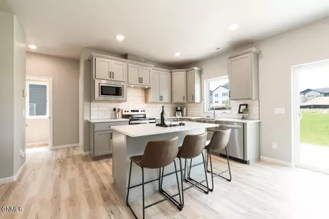 Kitchen - 4801 Cornice Loop, Bismarck, ND 58503 photo 2 of 5