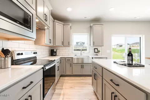 Kitchen - 4801 Cornice Loop, Bismarck, ND 58503 photo 4 of 5