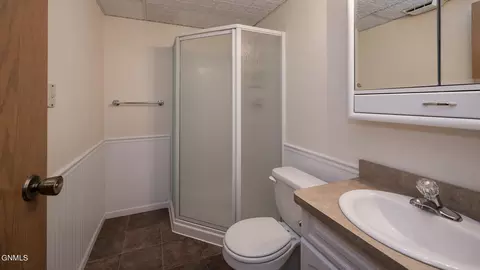 Bath - 449 13th St E, Dickinson, ND 58601 photo 3 of 4