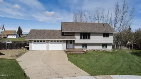 449 13th St E, Dickinson, ND 58601