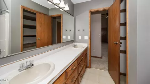 Bath - 449 13th St E, Dickinson, ND 58601 photo 2 of 4