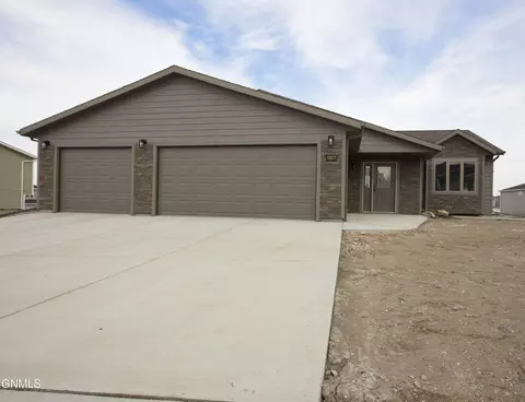 4917 Weyburn Dr, Bismarck, ND 58503
