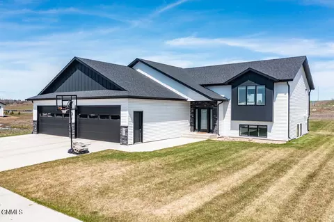 610 Shale Dr, Bismarck, ND 58503