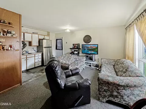 Living - 1515 6th Ave W, Williston, ND 58801 photo 3 of 4