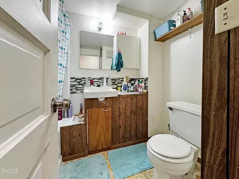 Bath - 1515 6th Ave W, Williston, ND 58801 photo 3 of 3
