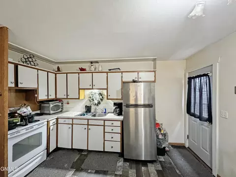 Kitchen - 1515 6th Ave W, Williston, ND 58801 photo 3 of 5