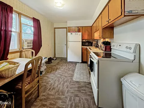 Kitchen - 1515 6th Ave W, Williston, ND 58801 photo 2 of 5