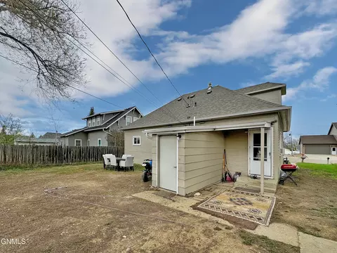 Exterior - 1515 6th Ave W, Williston, ND 58801 photo 4 of 4