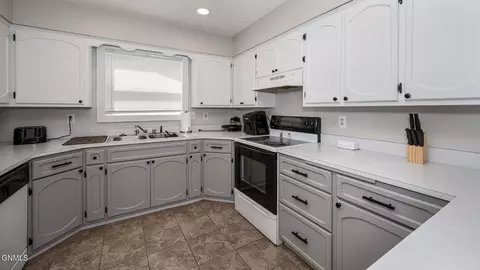Kitchen - 425 5th Ave NW, Killdeer, ND 58640 photo 2 of 2