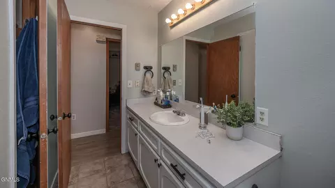 Bath - 425 5th Ave NW, Killdeer, ND 58640 photo 2 of 4