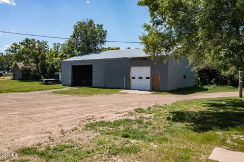 Exterior - 4950 27th Ave, Mandan, ND 58554 photo 4 of 5