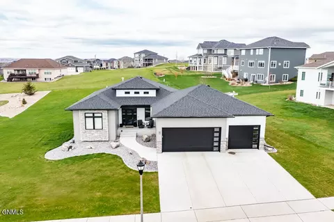 3812 Monreo Dr, Bismarck, ND 58503