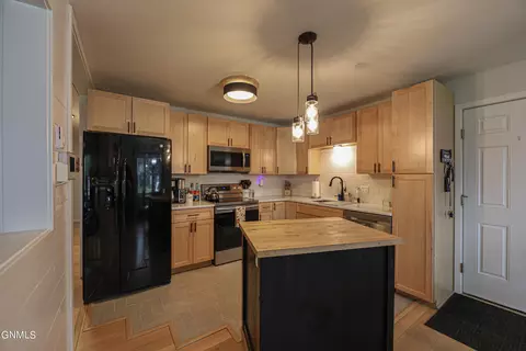 1706 E Omaha Dr, Bismarck, ND 58504 photo 3