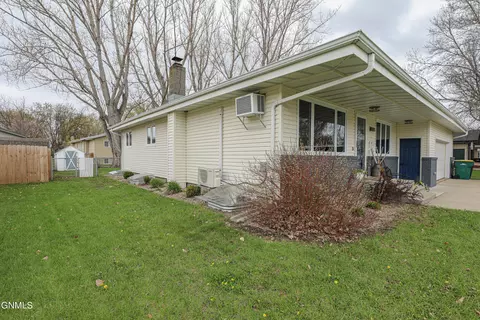 1706 E Omaha Dr, Bismarck, ND 58504 photo 65