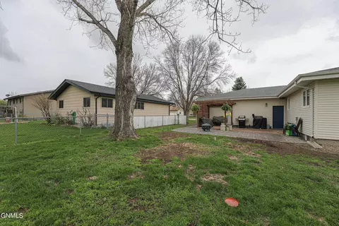 1706 E Omaha Dr, Bismarck, ND 58504 photo 60