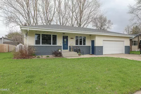 1706 E Omaha Dr, Bismarck, ND 58504