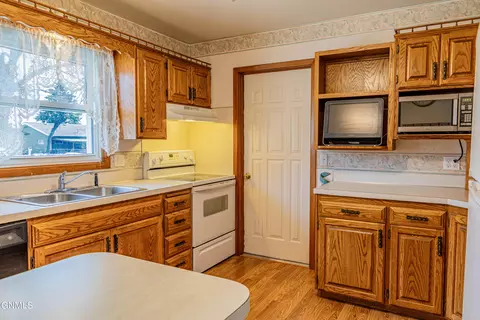 609 Meadow Ln, Bismarck, ND 58504 photo 13