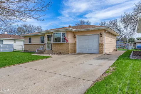 609 Meadow Ln, Bismarck, ND 58504
