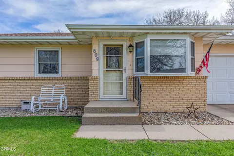 609 Meadow Ln, Bismarck, ND 58504 photo 3