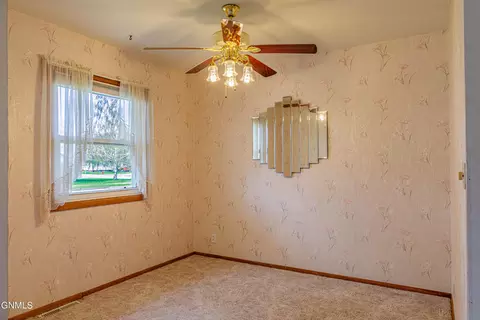609 Meadow Ln, Bismarck, ND 58504 photo 11