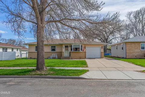 609 Meadow Ln, Bismarck, ND 58504 photo 2