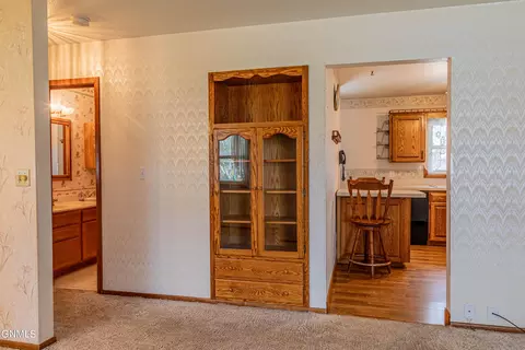 609 Meadow Ln, Bismarck, ND 58504 photo 9
