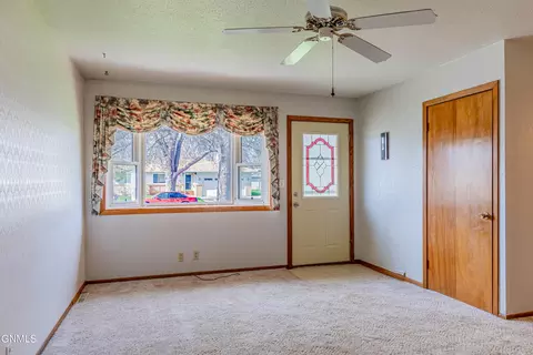 609 Meadow Ln, Bismarck, ND 58504 photo 7