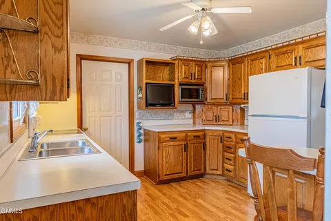 609 Meadow Ln, Bismarck, ND 58504 photo 12