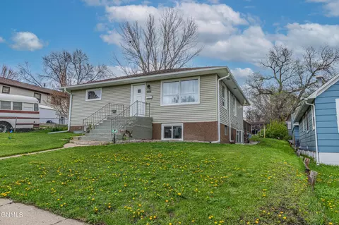906 5th Ave NW, Mandan, ND 58554