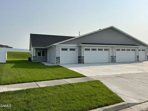 5710 Titanium Dr, Bismarck, ND 58503