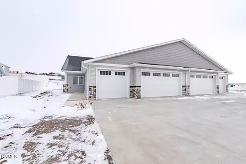 5710 Titanium Dr, Bismarck, ND 58503 photo 2