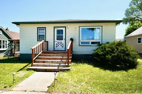 1209 6th Ave SE, Jamestown, ND 58401